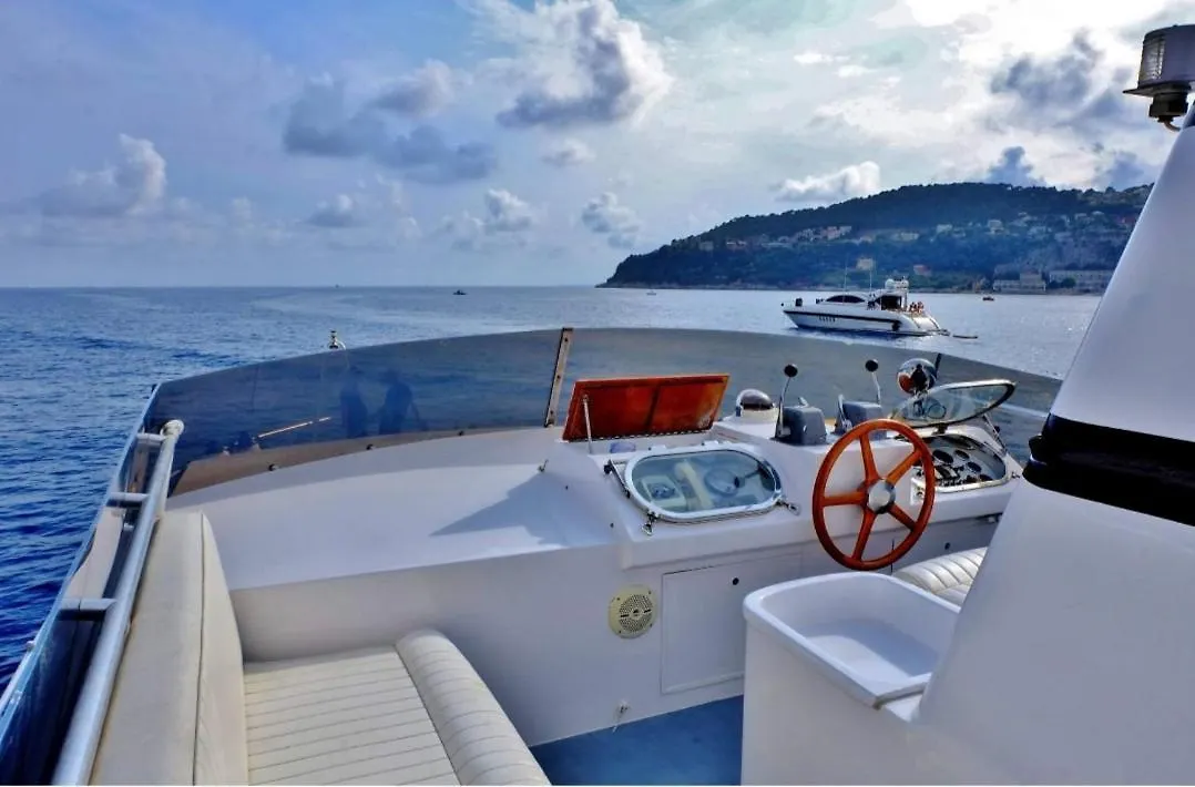 Úszó hotel Yacht Charter Nice Cannes Antibes Franciaország