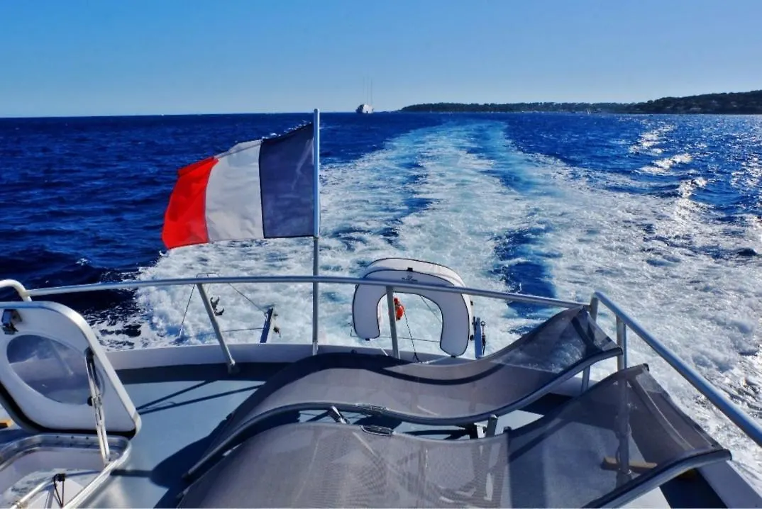 Úszó hotel Yacht Charter Nice Cannes Antibes