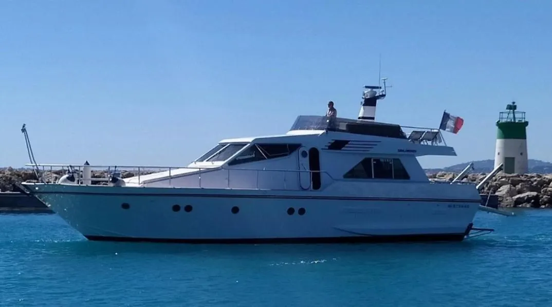 Úszó hotel Yacht Charter Nice Cannes Antibes