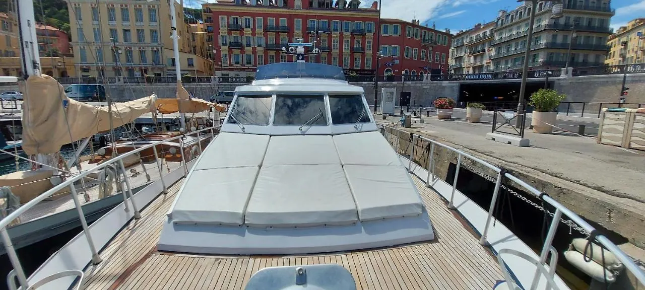 Úszó hotel Yacht Charter Nice Cannes Antibes Franciaország